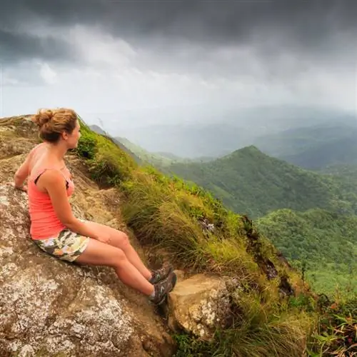 Одинокий путешественник с видом на лес в Пуэрто-Рико