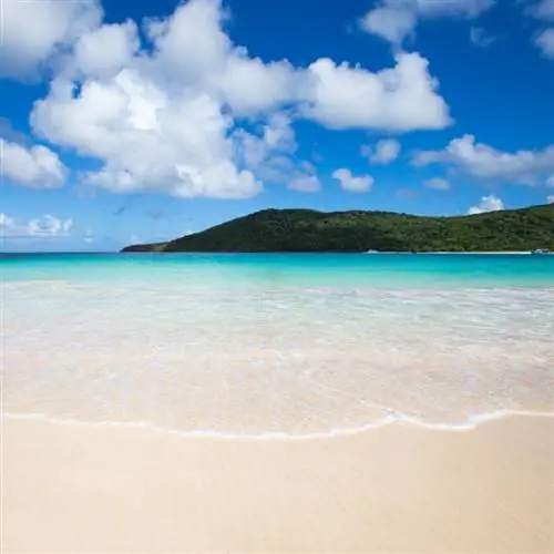 Нетронутый пляж на острове Кулебра