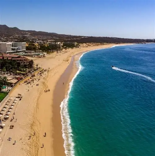 Пляж Эль-Медано в Лос-Кабосе, Мексика.