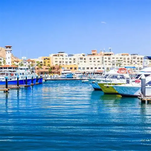 Современная пристань для яхт в Лос-Кабосе, Южная Нижняя Калифорния, Мексика