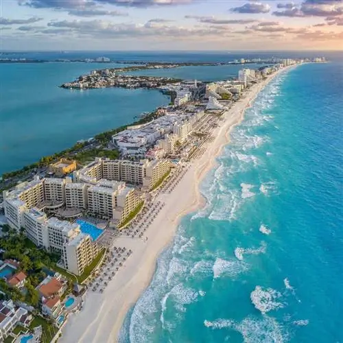 Вид с воздуха на Канкун, крупнейший город на мексиканском Карибском море, Кинтана-Роо, Мексика