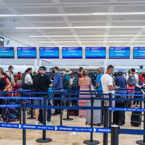 Пассажиры, ожидающие очереди в аэропорту Канкуна, Канкун, Мексика