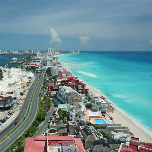 Вид с воздуха на курортную зону в Канкуне, городе на мексиканском побережье Карибского моря, Кинтана-Роо, Мексика