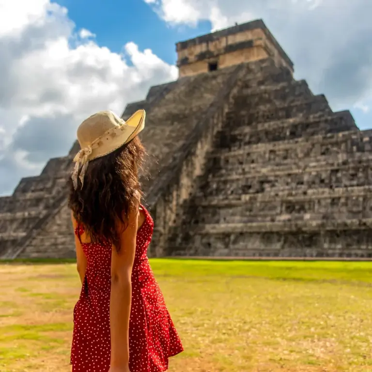 Турист в Чичен-Ице, Кинтана-Роо, Мексика