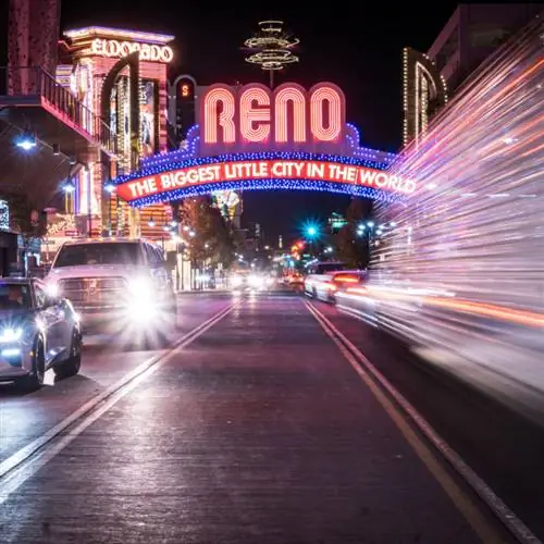 Рено Невада ночью