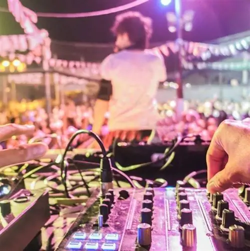 Диджей играет музыку на открытом воздухе ночью, Тулум