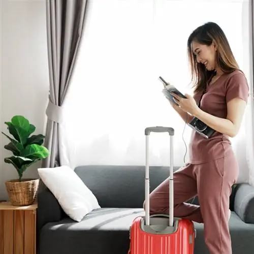 Женщина с багажом бронирует билет