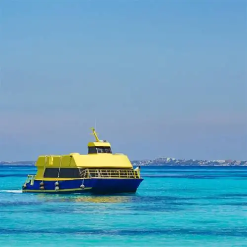Желтый пассажирский паром в Карибском море