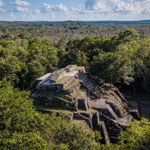 Ступенчатая пирамида в Ичкабале, Мексиканский Карибский бассейн, полуостров Юкатан, Мексика