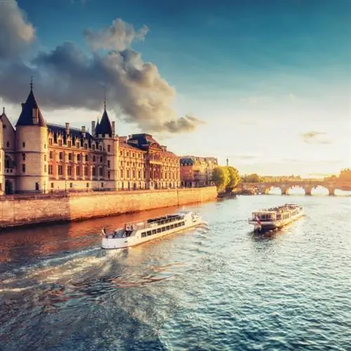 Пон-Нёф и река Сена в Париже, Франция