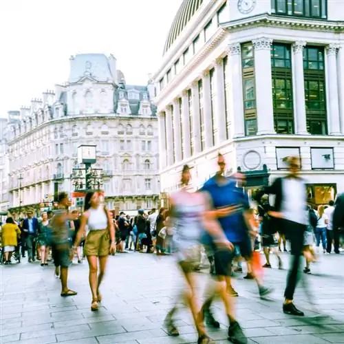 оживленная улица в европейском городе