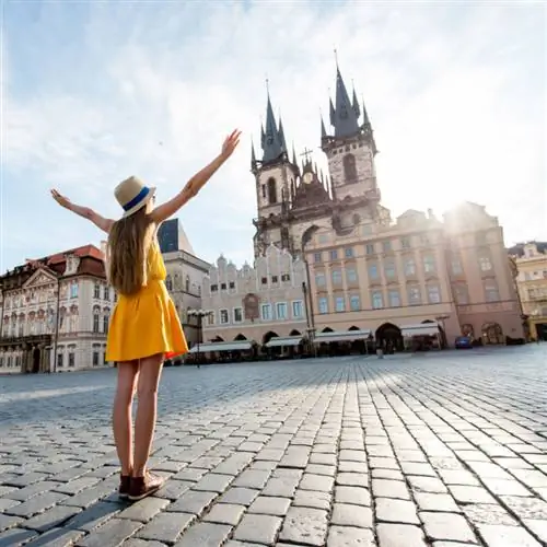 Женщина-туристка стоит на Староместской площади Праги