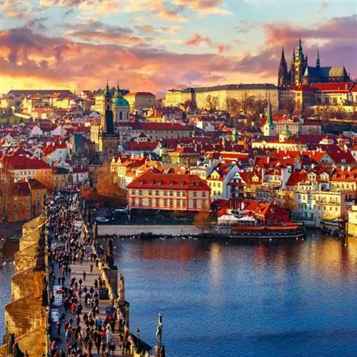 Панорамный вид на Карлов мост Пражского Града