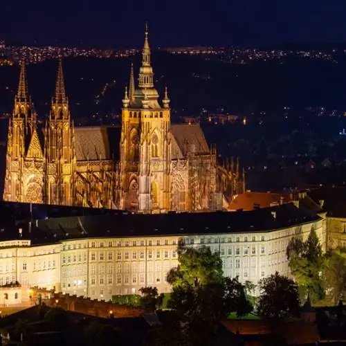 Пражский Град светится ночью