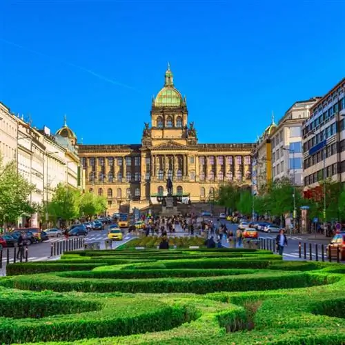 Пражский национальный музей в конце зеленой площади