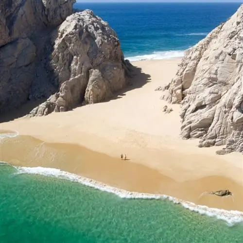 Аэрофотоснимок пары, стоящей на Плайя-де-лос-Альмантес в Кабо-Сан-Лукас, Нижняя Калифорния, Мексика