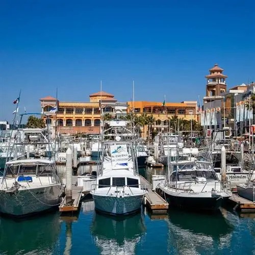 Марина Лос-Кабос с множеством лодок и яхт, пришвартованных, Южная Нижняя Калифорния, Мексика