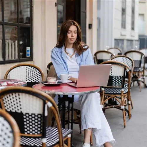 Цифровой кочевник в европейском кафе