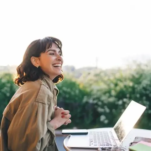 удаленный работник смеется