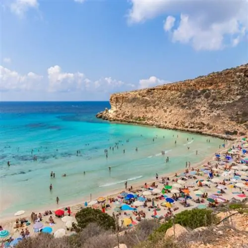 Изола дей Конильи (Кроличий остров) и его прекрасный пляж с бирюзовой морской водой. Лампедуза, Сицилия, Италия.