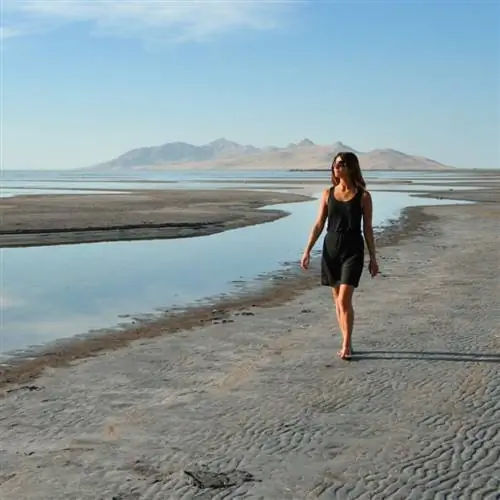 Женщина гуляет по пляжу Большого Соленого озера, штат Юта