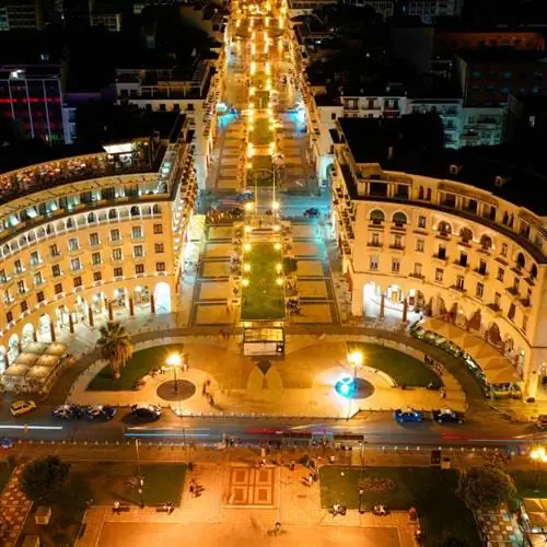 Ночной снимок площади Аристотеля с воздуха с дрона в центре Салоник, Греция