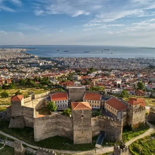 Вид с воздуха на старый византийский замок в городе Салоники, Греция