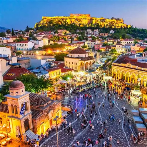 Вид с воздуха на площадь Монастрики с районом Плака и холмом Акрополя, изображенным на расстоянии вечером, Афины, Греция, Юго-Восточная Европа