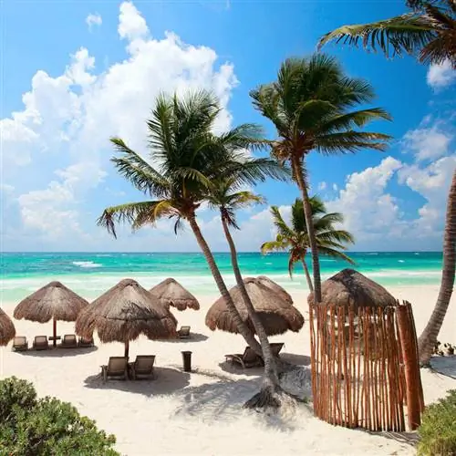 Пляжные соломенные зонтики на пляже, Тулум, Мексика