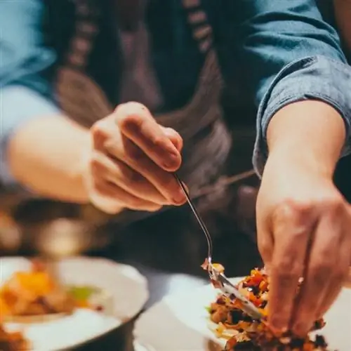 Мексиканский шеф-повар готовит мексиканскую еду, место не указано