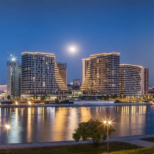 Современная набережная Белграда, столицы Сербии на берегах Дуная и рек Савы, на фото в ночное время, Восточная Европа, Балканский полуостров