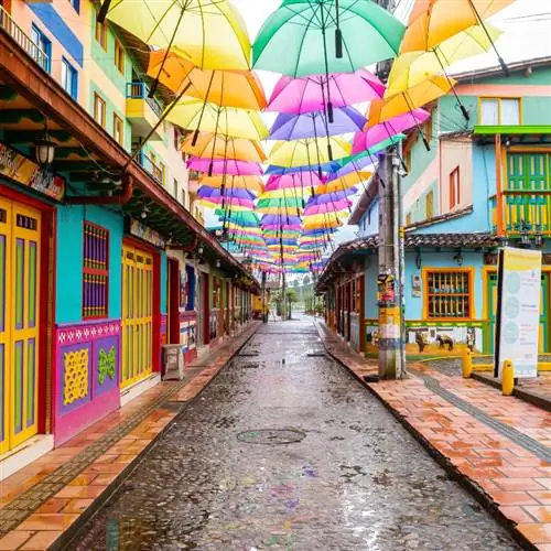 Уличная сцена в колониальном городе в Колумбии, Южная Америка