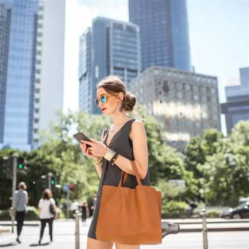 женщина гуляет по улицам Франкфурта