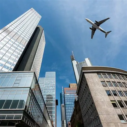 Самолет пролетел над небоскребами во Франкфурте, Германия