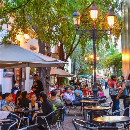 туристы посещают ресторан со столиками на открытом воздухе в Доминиканской Республике