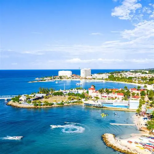 Вид с воздуха на курортную зону в Очо-Риос, Ямайка, Карибское море