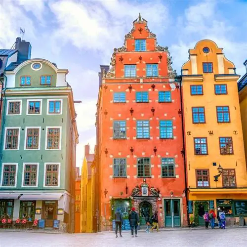 Вид на здание в Швеции на площади Сторторгет в Старом городе (Гамла Стан) в Стокгольме