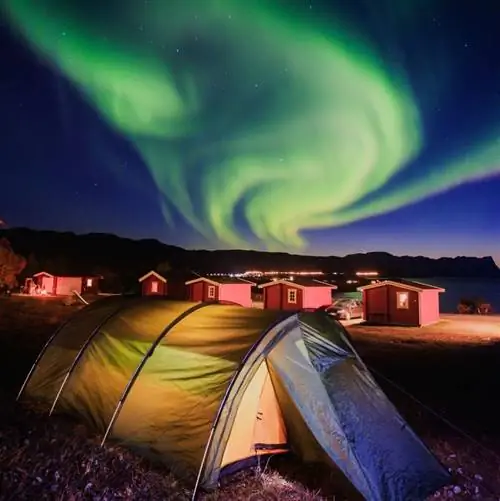 Палатка под северным сиянием в Финляндии
