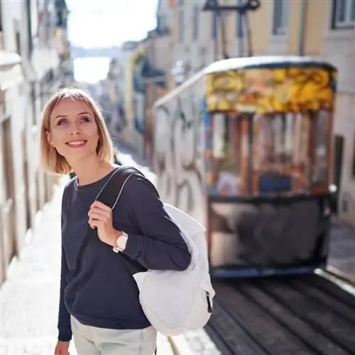 Индивидуальная путешественница в Лиссабоне, Португалия