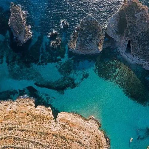 вид с воздуха на скалы и океан