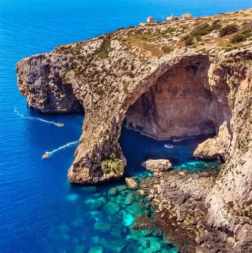 красивая скала уникальной формы с голубой водой