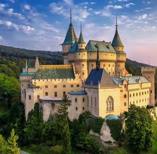 Замок в лесу