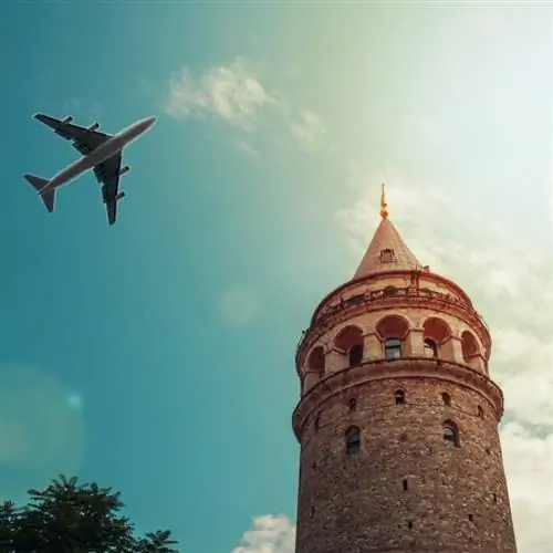 Самолет пролетает над Галатской башней, Стамбул, Турция