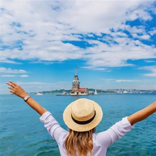 одинокая путешественница или женщина-туристка в Стамбуле на Босфоре