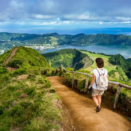 турист на Азорских островах