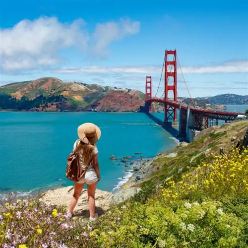 Женщина перед мостом Золотые Ворота