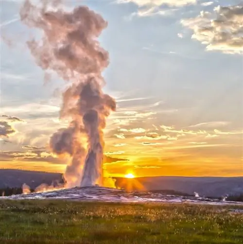 Закат у старых верных в Вайоминге