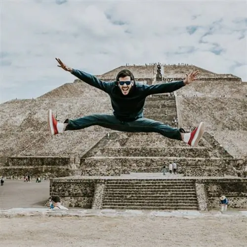 Турист у пирамид Мехико