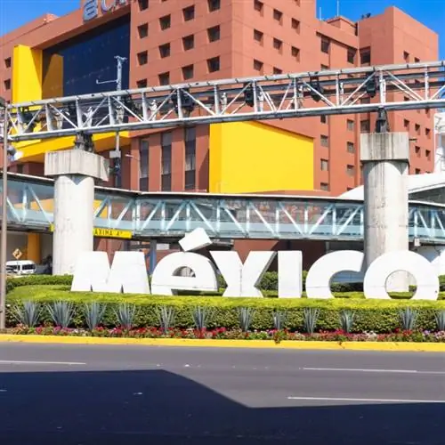 Знак Мексики в аэропорту Мехико