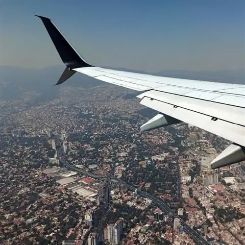 Крыло самолета над Мехико